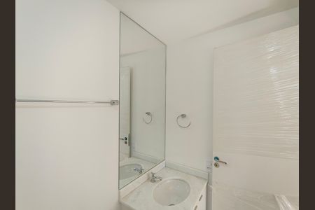 Banheiro Social de apartamento para alugar com 2 quartos, 43m² em Barra Olímpica, Rio de Janeiro