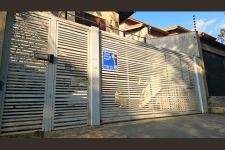 Casa para alugar com 250m², 4 quartos e 5 vagasFachada