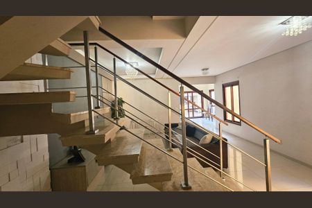 Escada de casa para alugar com 4 quartos, 250m² em Jardim Quintas das Videiras, Jundiaí