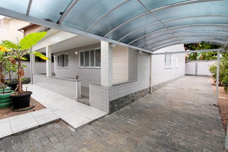 Casa de condomínio à venda com 250m², 5 quartos e 7 vagas