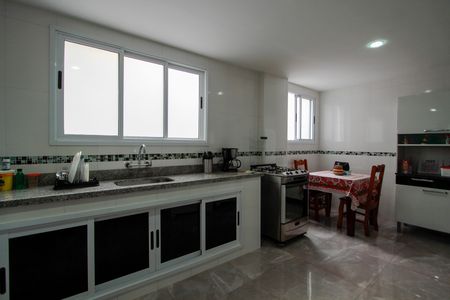 Casa de condomínio à venda com 250m², 5 quartos e 7 vagas