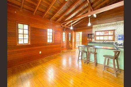 Sala de TV de casa para alugar com 3 quartos, 200m² em São João do Rio Vermelho, Florianópolis