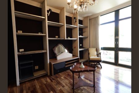 Casa à venda com 734m², 5 quartos e 4 vagasSala de TV