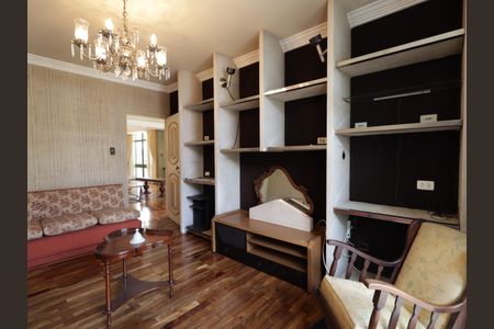 Casa à venda com 734m², 5 quartos e 4 vagasSala de TV