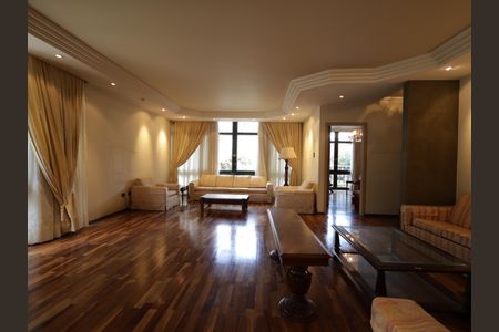 Casa à venda com 734m², 5 quartos e 4 vagasSala