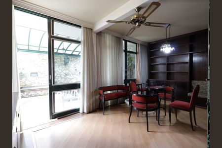 Casa à venda com 734m², 5 quartos e 4 vagasBiblioteca