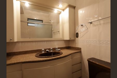 Casa à venda com 734m², 5 quartos e 4 vagasBanheiro de Visita