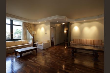 Casa à venda com 734m², 5 quartos e 4 vagasSala