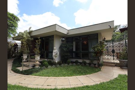 Casa à venda com 734m², 5 quartos e 4 vagasFachada