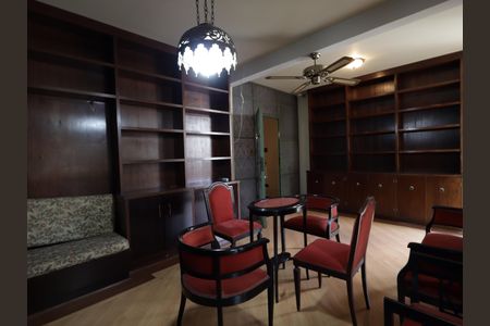Casa à venda com 734m², 5 quartos e 4 vagasBiblioteca