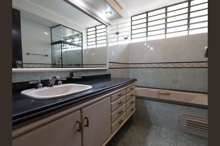 Casa à venda com 734m², 5 quartos e 4 vagasBanheiro da Suíte