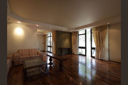 Casa à venda com 734m², 5 quartos e 4 vagasSala