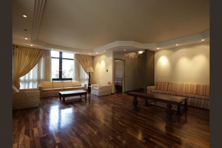 Casa à venda com 734m², 5 quartos e 4 vagasSala