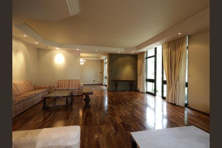 Casa à venda com 734m², 5 quartos e 4 vagasSala