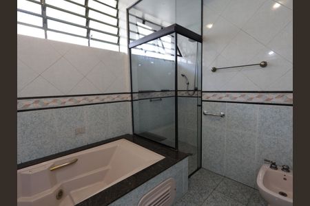 Casa à venda com 734m², 5 quartos e 4 vagasBanheiro da Suíte