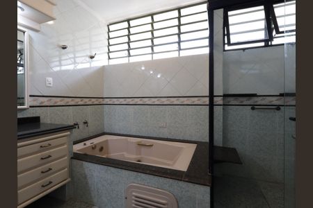 Casa à venda com 734m², 5 quartos e 4 vagasBanheiro da Suíte