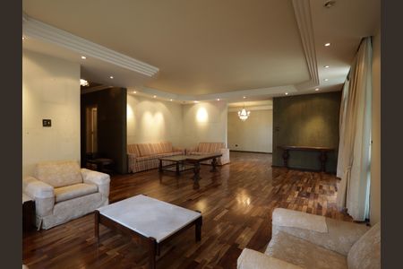 Casa à venda com 734m², 5 quartos e 4 vagasSala