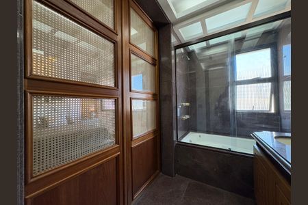 Apartamento à venda com 230m², 3 quartos e 1 vagaBanheiro da suíte