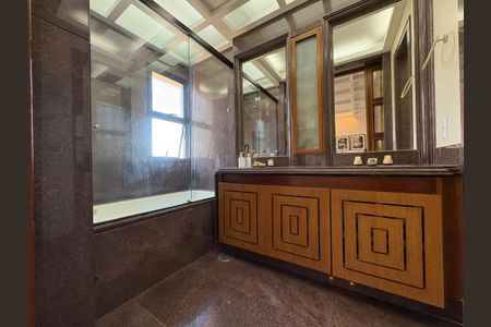 Apartamento à venda com 230m², 3 quartos e 1 vagaBanheiro da suíte