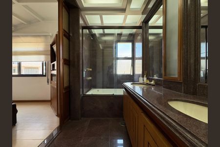 Apartamento à venda com 230m², 3 quartos e 1 vagaBanheiro da suíte