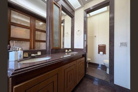 Apartamento à venda com 230m², 3 quartos e 1 vagaBanheiro da suíte