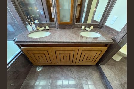 Apartamento à venda com 230m², 3 quartos e 1 vagaBanheiro da suíte