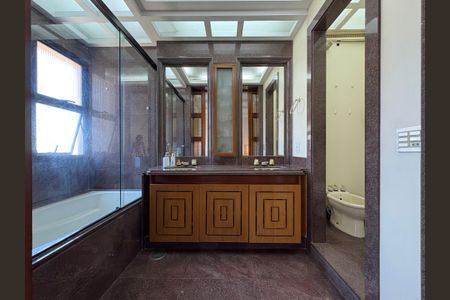 Apartamento à venda com 230m², 3 quartos e 1 vagaBanheiro da suíte