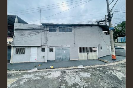 Casa à venda com 220m², 7 quartos e 2 vagas Casa à venda com 220m², 7 quartos e 2 vagasFachada lateral do imóvel