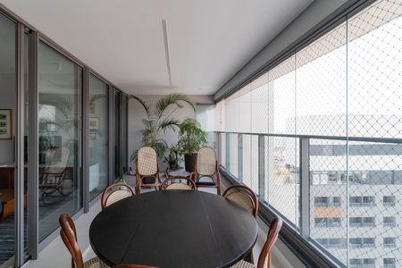 Apartamento à venda com 180m², 4 quartos e 2 vagas Apartamento à venda com 180m², 4 quartos e 2 vagasVaranda