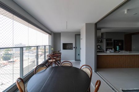 Apartamento à venda com 180m², 4 quartos e 2 vagas Apartamento à venda com 180m², 4 quartos e 2 vagasVaranda