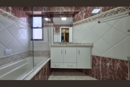 Apartamento à venda com 127m², 3 quartos e 2 vagasBanheiro da suíte