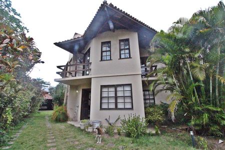 Casa de condomínio à venda com 400m², 4 quartos e 7 vagasVista