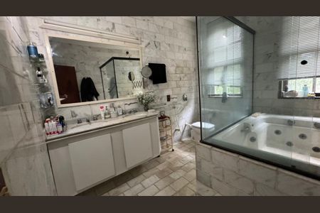 Casa de condomínio à venda com 400m², 4 quartos e 7 vagasBanheiro