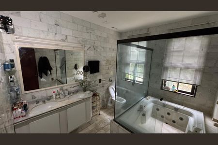 Casa de condomínio à venda com 400m², 4 quartos e 7 vagasBanheiro