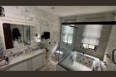 Casa de condomínio à venda com 400m², 4 quartos e 7 vagasBanheiro