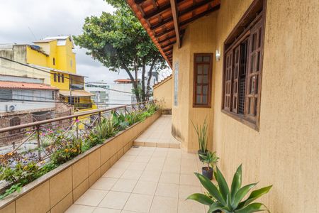 Casa à venda com 400m², 6 quartos e 5 vagasVaranda na Entrada