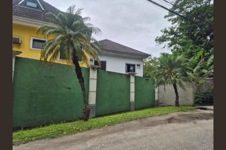 Casa de condomínio à venda com 250m², 3 quartos e 6 vagasFachada 