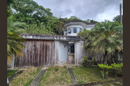 Casa de condomínio à venda com 250m², 3 quartos e 6 vagasFachada 