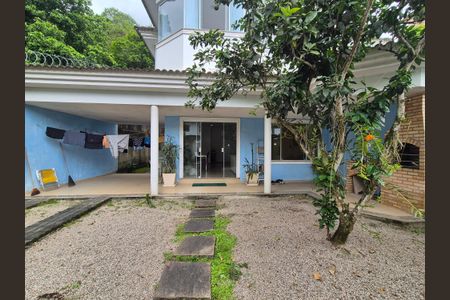 Casa de condomínio à venda com 250m², 3 quartos e 6 vagasÁrea externa 