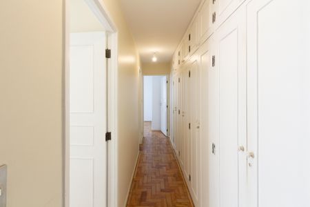 Apartamento à venda com 180m², 4 quartos e 2 vagas Apartamento à venda com 180m², 4 quartos e 2 vagasCorredor