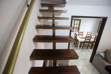 Casa à venda com 240m², 3 quartos e 3 vagasEscada