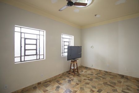 Casa para alugar com 50m², 2 quartos e 2 vagasSala