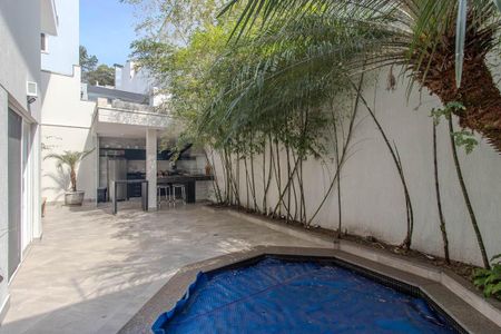 Casa de condomínio à venda com 450m², 4 quartos e 8 vagas Casa de condomínio à venda com 450m², 4 quartos e 8 vagasQuintal