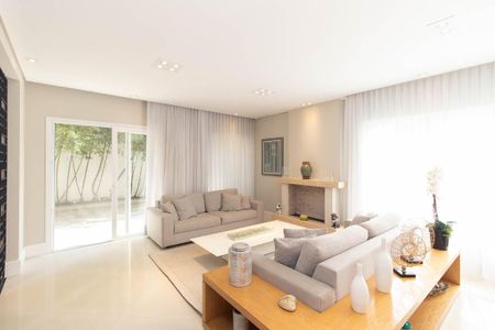 Casa de condomínio à venda com 450m², 4 quartos e 8 vagas Casa de condomínio à venda com 450m², 4 quartos e 8 vagasSala