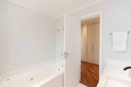 Casa de condomínio à venda com 450m², 4 quartos e 8 vagas Casa de condomínio à venda com 450m², 4 quartos e 8 vagasBanheiro da Suíte 3