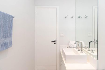 Casa de condomínio à venda com 450m², 4 quartos e 8 vagas Casa de condomínio à venda com 450m², 4 quartos e 8 vagasBanheiro da Suíte 4