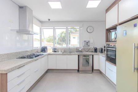 Casa de condomínio à venda com 450m², 4 quartos e 8 vagas Casa de condomínio à venda com 450m², 4 quartos e 8 vagasCozinha