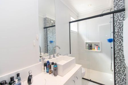 Casa de condomínio à venda com 450m², 4 quartos e 8 vagas Casa de condomínio à venda com 450m², 4 quartos e 8 vagasBanheiro da Suíte 2