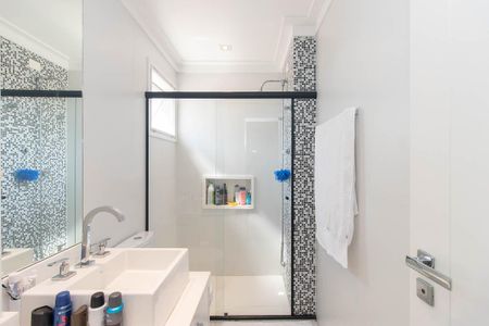 Casa de condomínio à venda com 450m², 4 quartos e 8 vagas Casa de condomínio à venda com 450m², 4 quartos e 8 vagasBanheiro da Suíte 2