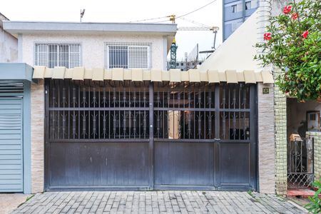 Casa à venda com 140m², 4 quartos e 1 vaga Casa à venda com 140m², 4 quartos e 1 vagaFachada